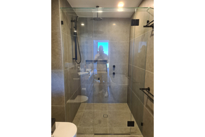 Lớp phủ kính cho cửa và màn chắn phòng tắm: Độ trong và dễ bảo trì