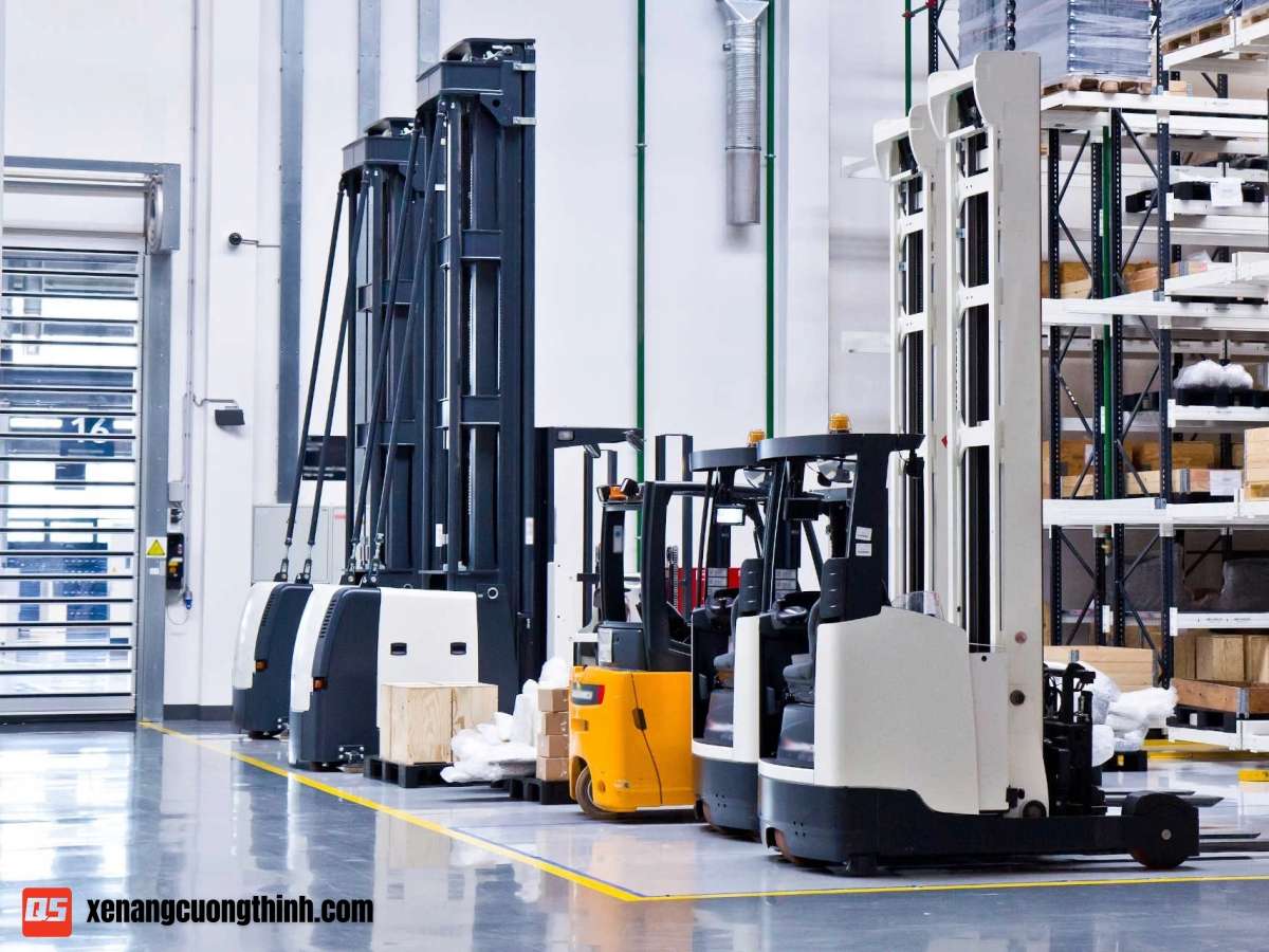 Lựa chọn xe nâng điện ngồi lái hay đứng lái