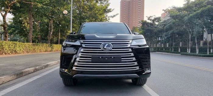Lưới tản nhiệt hình con suốt xe Lexus LX 600 Urban