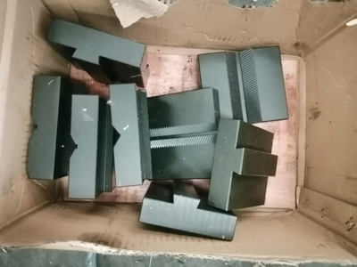 Má kẹp kéo thép