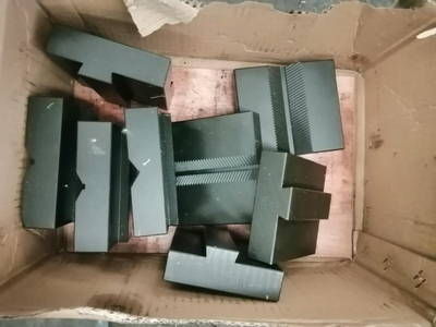 Má kẹp kéo thép