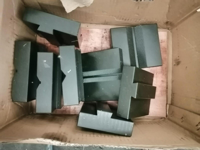 Má kẹp kéo thép