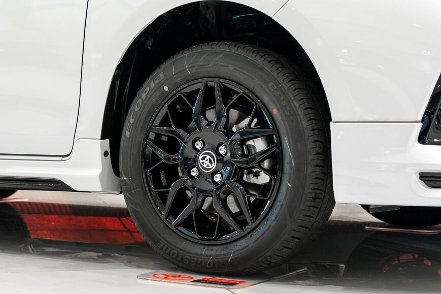 Mâm xe 15 inch đa chấu trên Vios GRS
