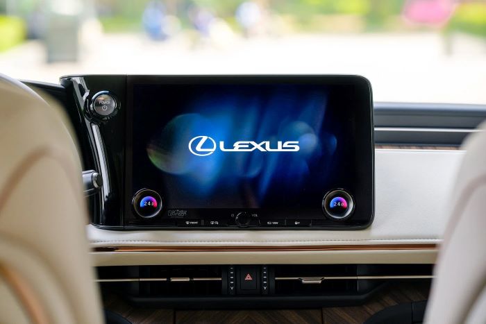 màn hình giải trí xe lexus lm 500h 6 chỗ