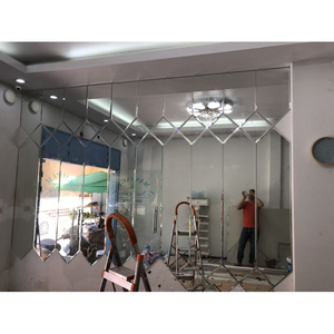 Mảng gương ghép với dải hình thoi, thang và vật tư trong khu vực nội thất đang làm việc.