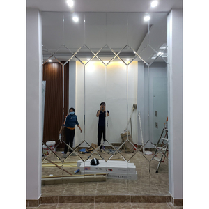 Mảng gương ghép trên tường phản chiếu người và thang, phía dưới còn vật tư.
