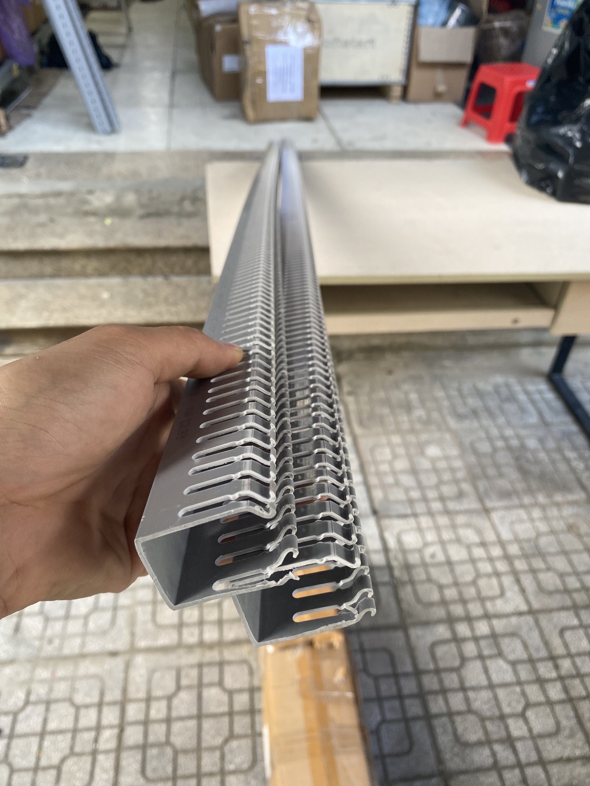 Máng nhựa PXC 40x25 màu ghi đẹp