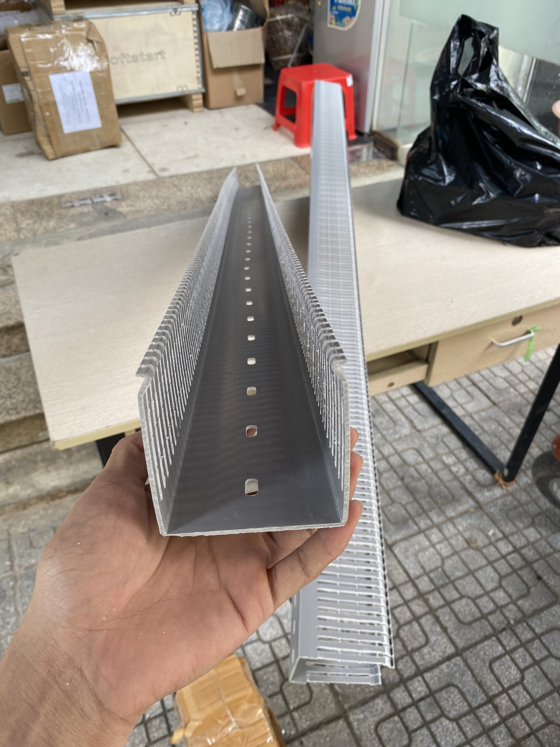 Máng nhựa PXC- 100 x 100 màu ghi đẹp