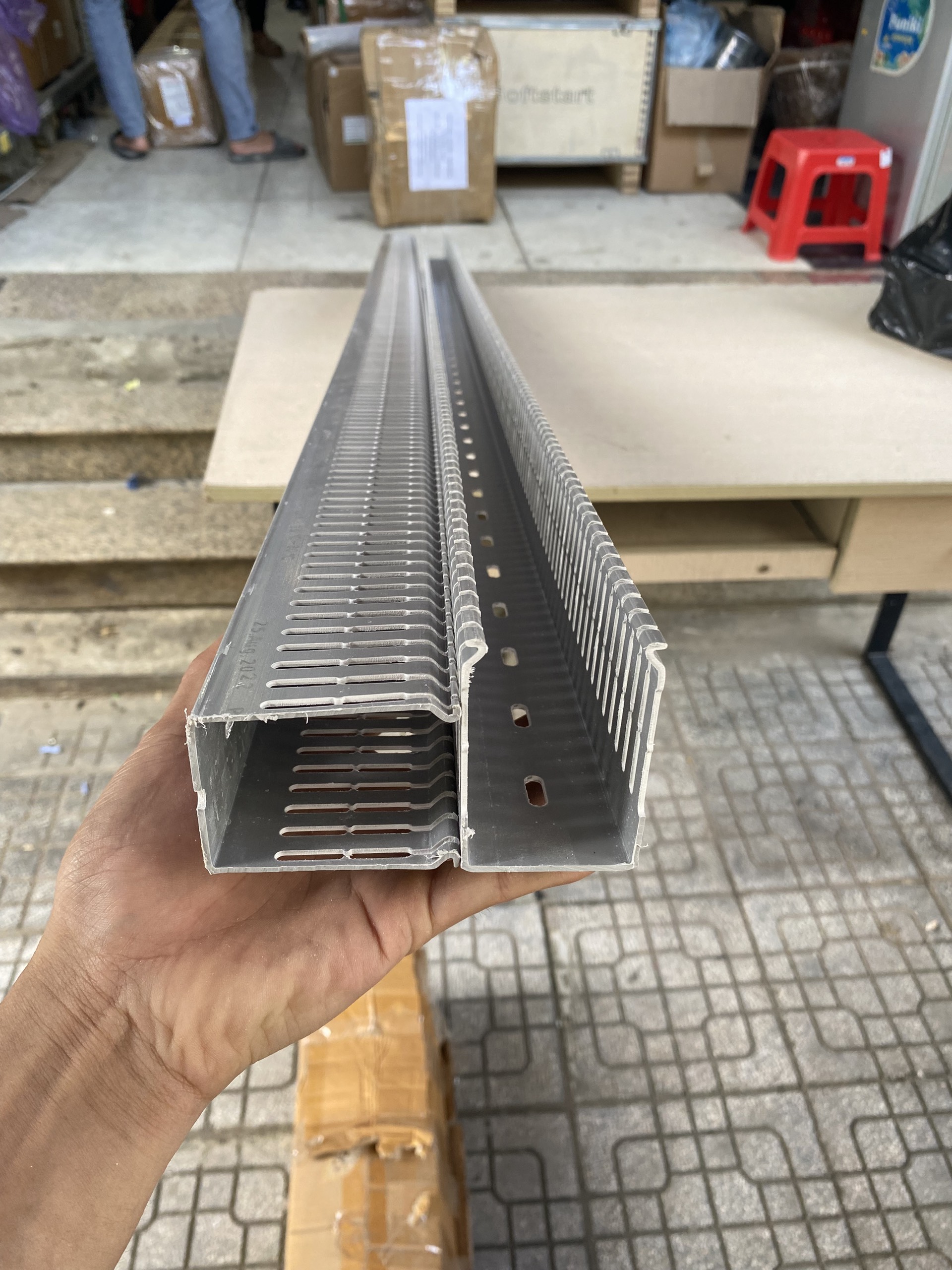 Máng nhựa PXC- 80x40 màu ghi đẹp