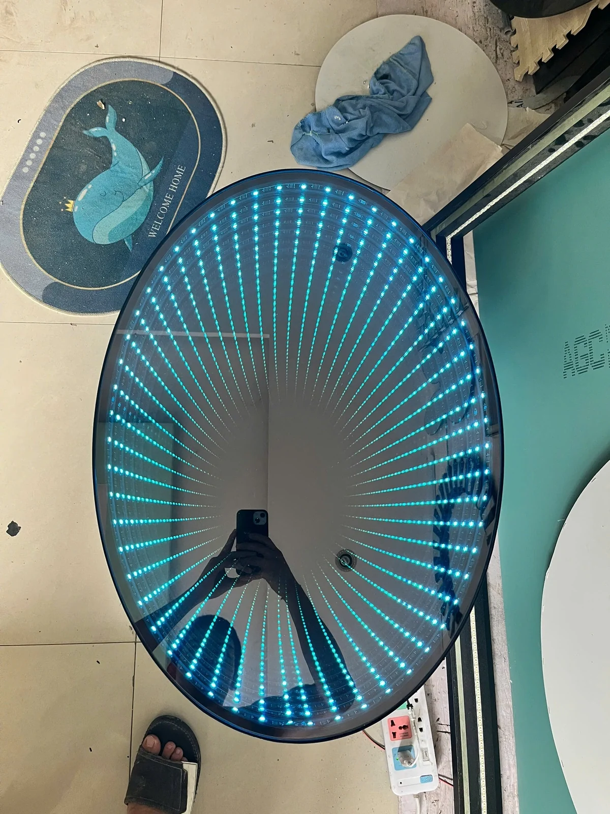 Mặt bàn gương tròn với các dải LED xanh nhìn từ trên