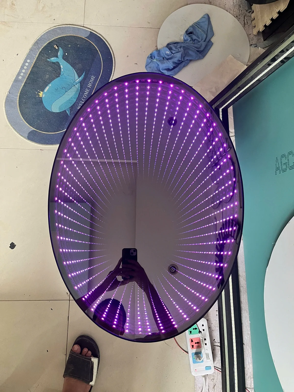 Mặt bàn gương tròn với hiệu ứng LED tím