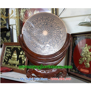 Mặt trống đồng đúc đk 60cm để trên giá gỗ
