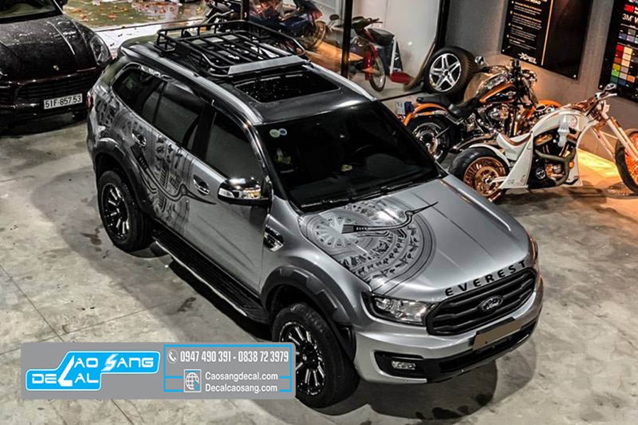 Tem dán xe có hình hoa văn trống đồng được thiết kế phù hợp với rất nhiều dòng xe