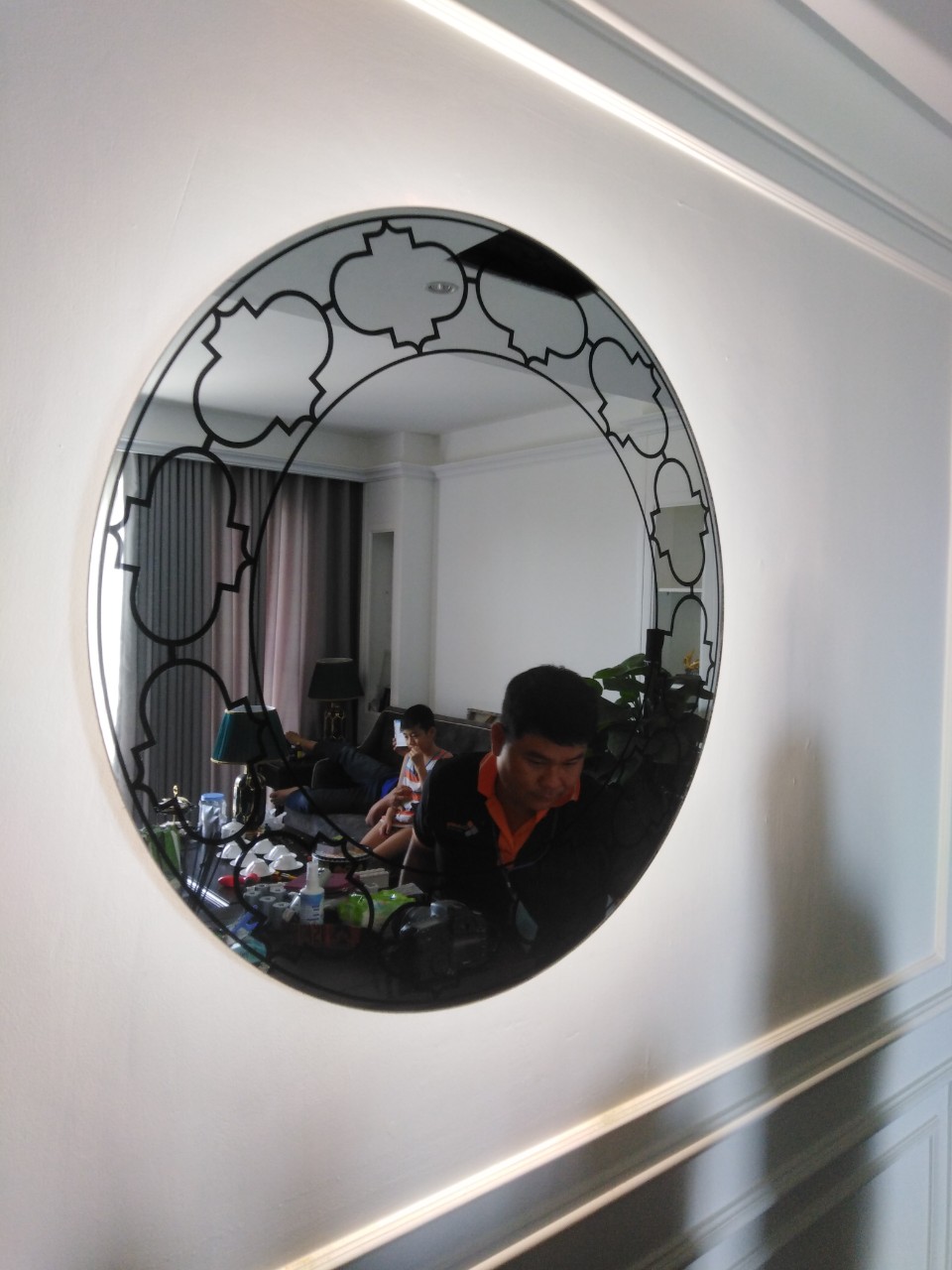 gương dán tường phòng ngủ