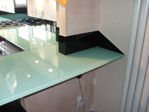Thi công lắp đặt kính màu ốp mặt bàn bếp tại Quận Gò Vấp, Tp HCM
