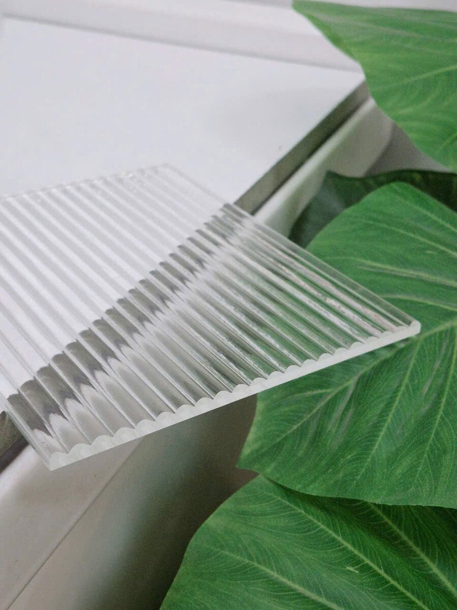 Các mẫu kính sọc đặt trên nền sáng để đối chiếu bề mặt