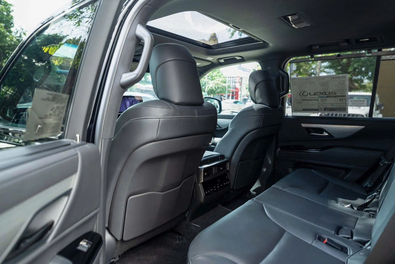Màu nội thất đen trên xe Lexus LX 600 Urban