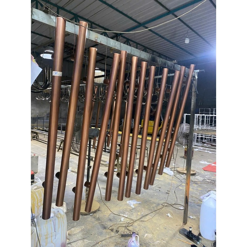 Mẫu tham khảo các thanh dạng ống sắc đồng treo trên một giá.