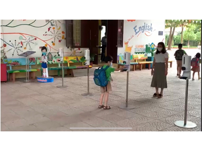 Nhiệt kế đo thân nhiệt F12 dùng trường học , cho học sinh và cơ quan kết hợp phun nước sát trùng tay tự động 2 trong 1