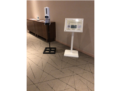 Bộ Máy kiểm tra thân nhiệt kế hợp diệt khuẩn tay bằng tia UV và dung dịch khử khuẩn nano bạc, Cồn 70 dùng cho trường học, cơ quan, cty