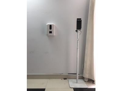 Máy kiểm tra thân nhiệt và xịt nước khử khuẩn dùng ở trường học