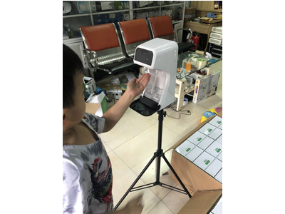 Nhiệt kế đo thân nhiệt F12 dùng trường học , cho học sinh và cơ quan kết hợp phun nước sát trùng tay tự động 2 trong 1