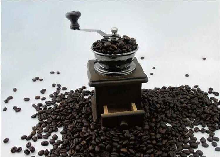 Xay hạt cà phê bằng cách sử dụng máy xay bằng tay