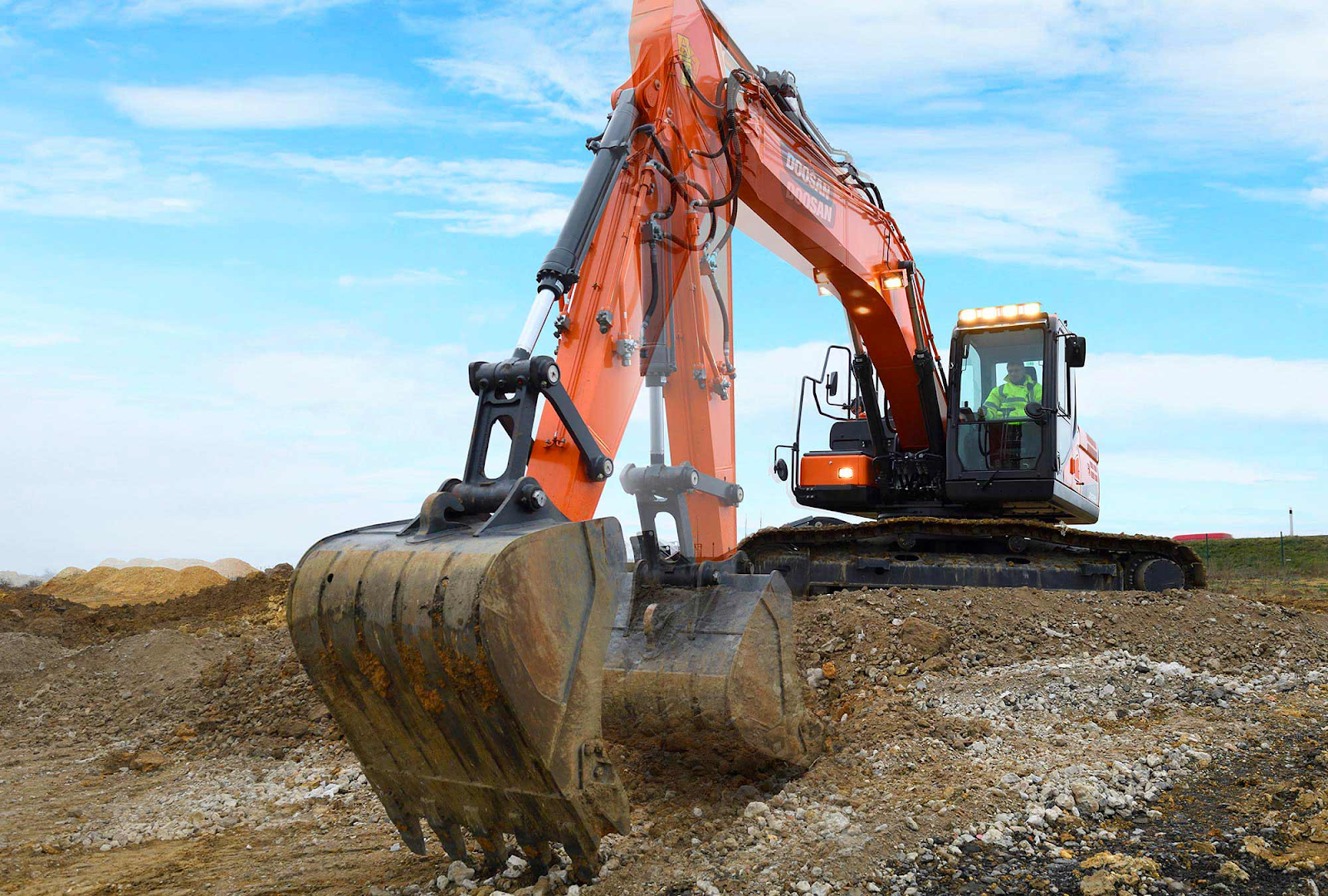 Máy xúc đào doosan bánh xích DX225LCA-7M