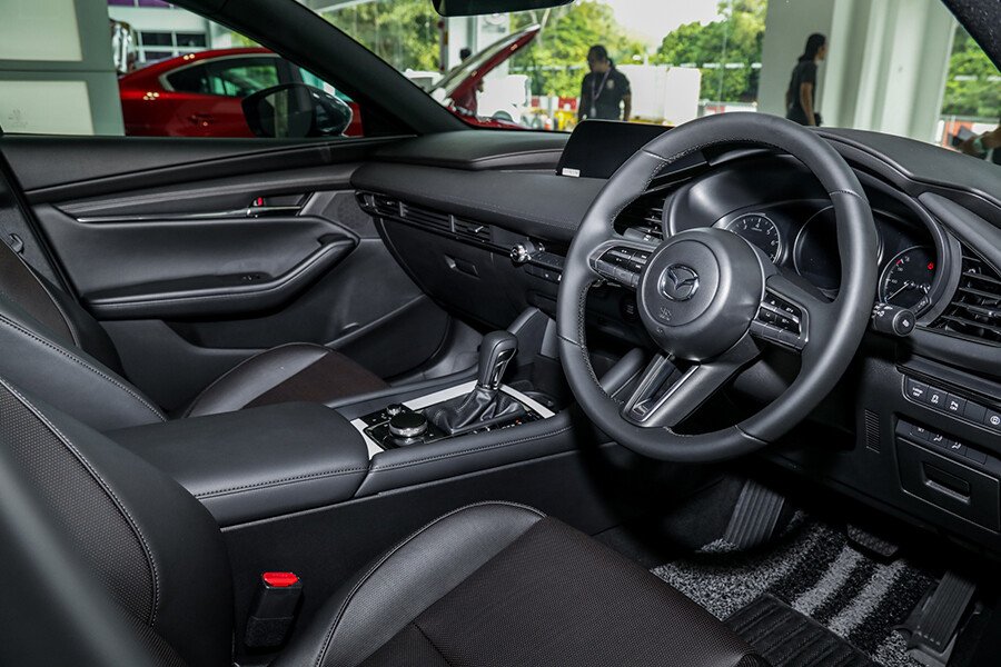 Mazda 3 Sport 2021 Signature Luxury mang đến cho bạn một trải nghiệm lái xe đầy cảm xúc và đẳng cấp. Nội thất sang trọng và tiện nghi cùng với những tính năng an toàn hiện đại, chiếc xe này sẽ đem lại cảm giác thoải mái và an toàn nhất cho chuyến đi của bạn.