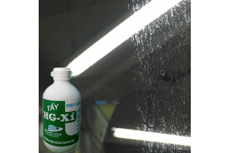 Mẹo tẩy các vết ố, mốc trên kính ô tô bằng dung dịch HG X1 nhanh chóng