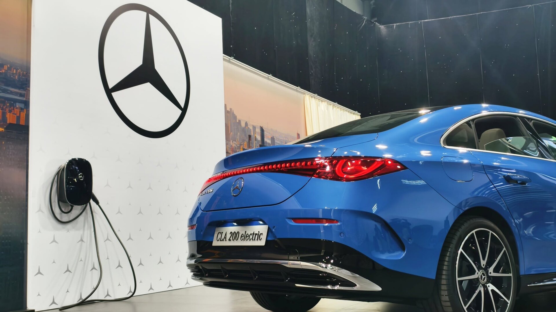Công nghệ sạc nhanh ấn tượng cho phép sạc từ 10% lên 80% chỉ trong khoảng 20 phút trên Mercedes-Benz CLA 200 electric.