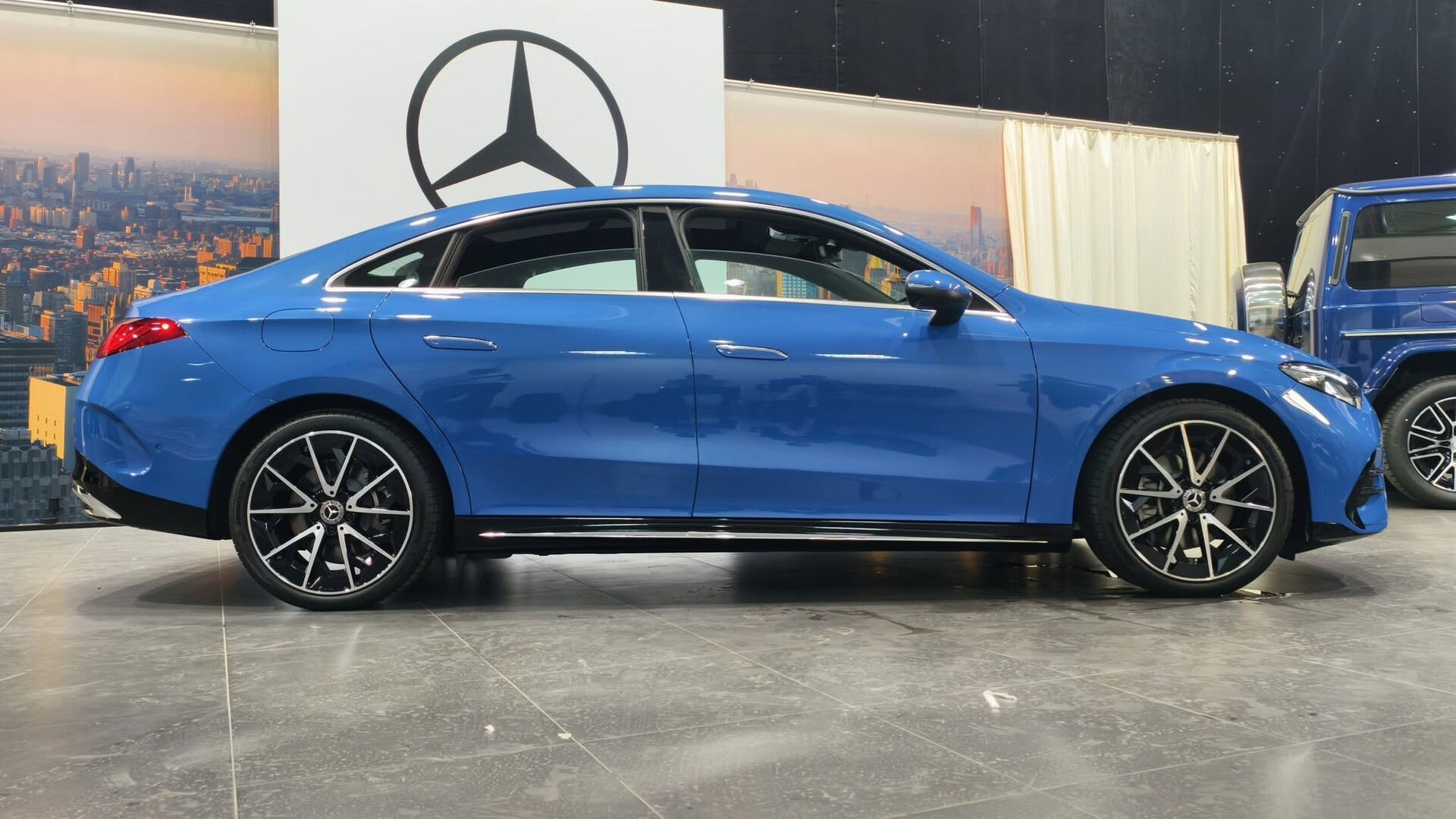 Bộ mâm AMG 19 inch thiết kế 5 chấu thể thao và cuốn hút trên Mercedes-Benz CLA 200 electric.