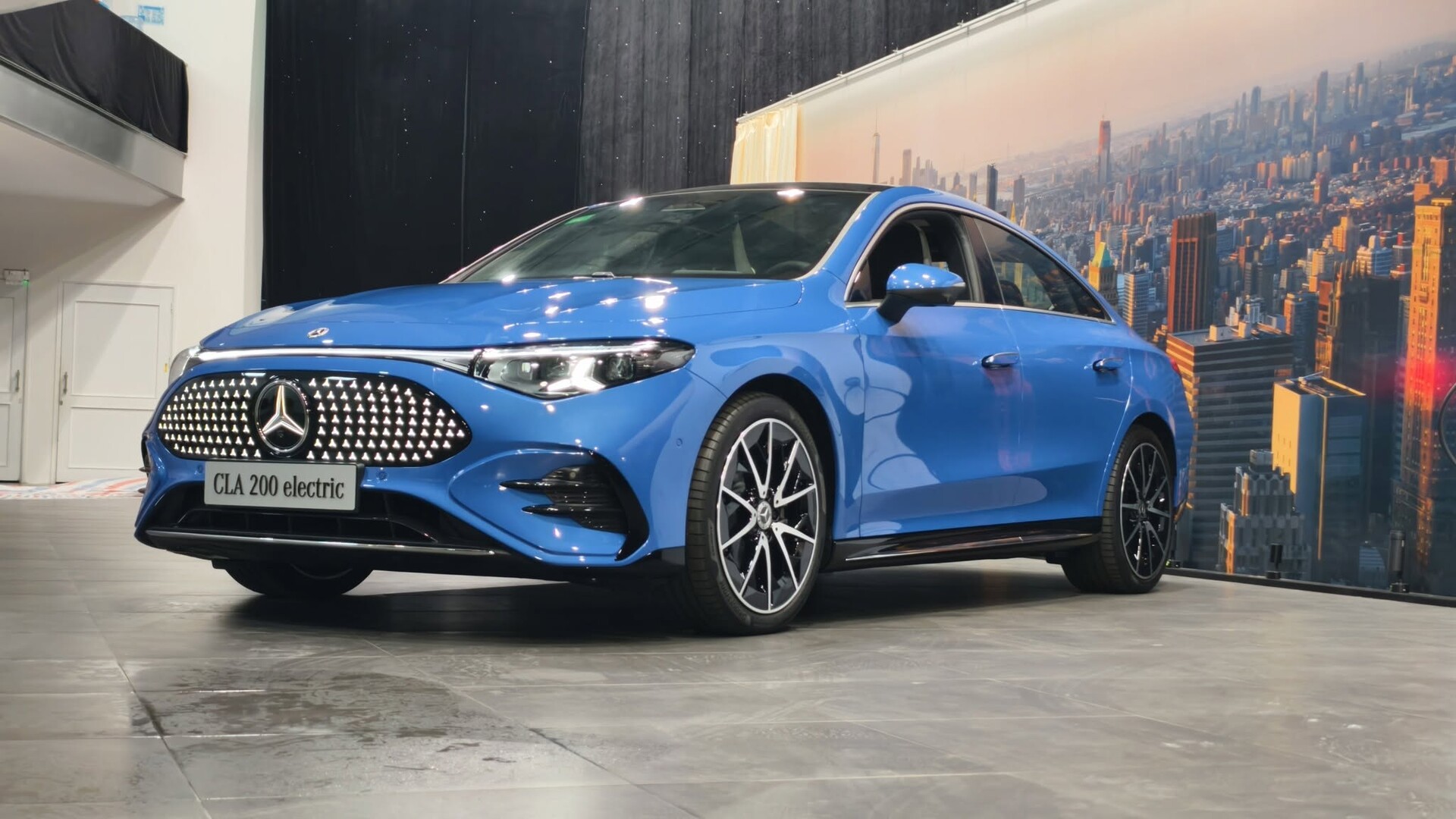 Tổng quan thiết kế khí động học và ngôn ngữ thuần điện tương lai đầy cuốn hút trên Mercedes-Benz CLA 200 electric.