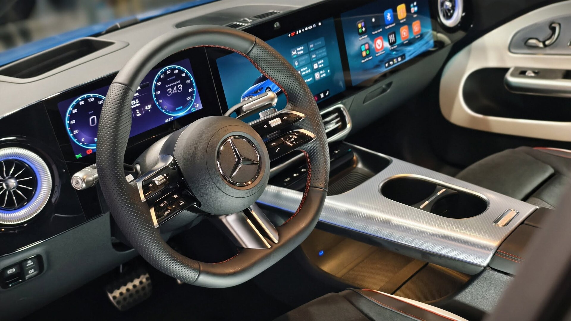 Thiết kế vô lăng thể thao, tích hợp các phím chức năng cảm ứng hiện đại trên Mercedes-Benz CLA 200 electric.