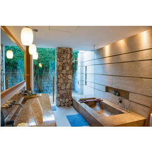 Mia Resort Nha Trang: vách kính và gương khu vệ sinh