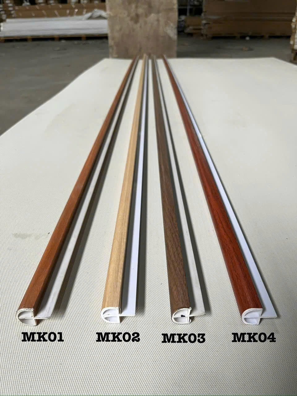 Bậc cầu thang nhựa giả gỗ MK-STAIR-HMO nan rỗng chịu lực