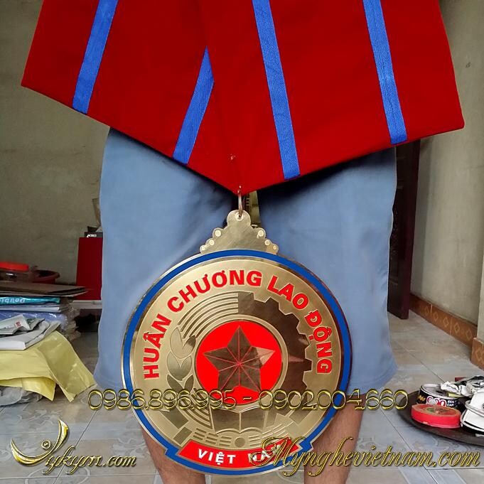 Mô hình huân chương lao động treo phòng truyền thống