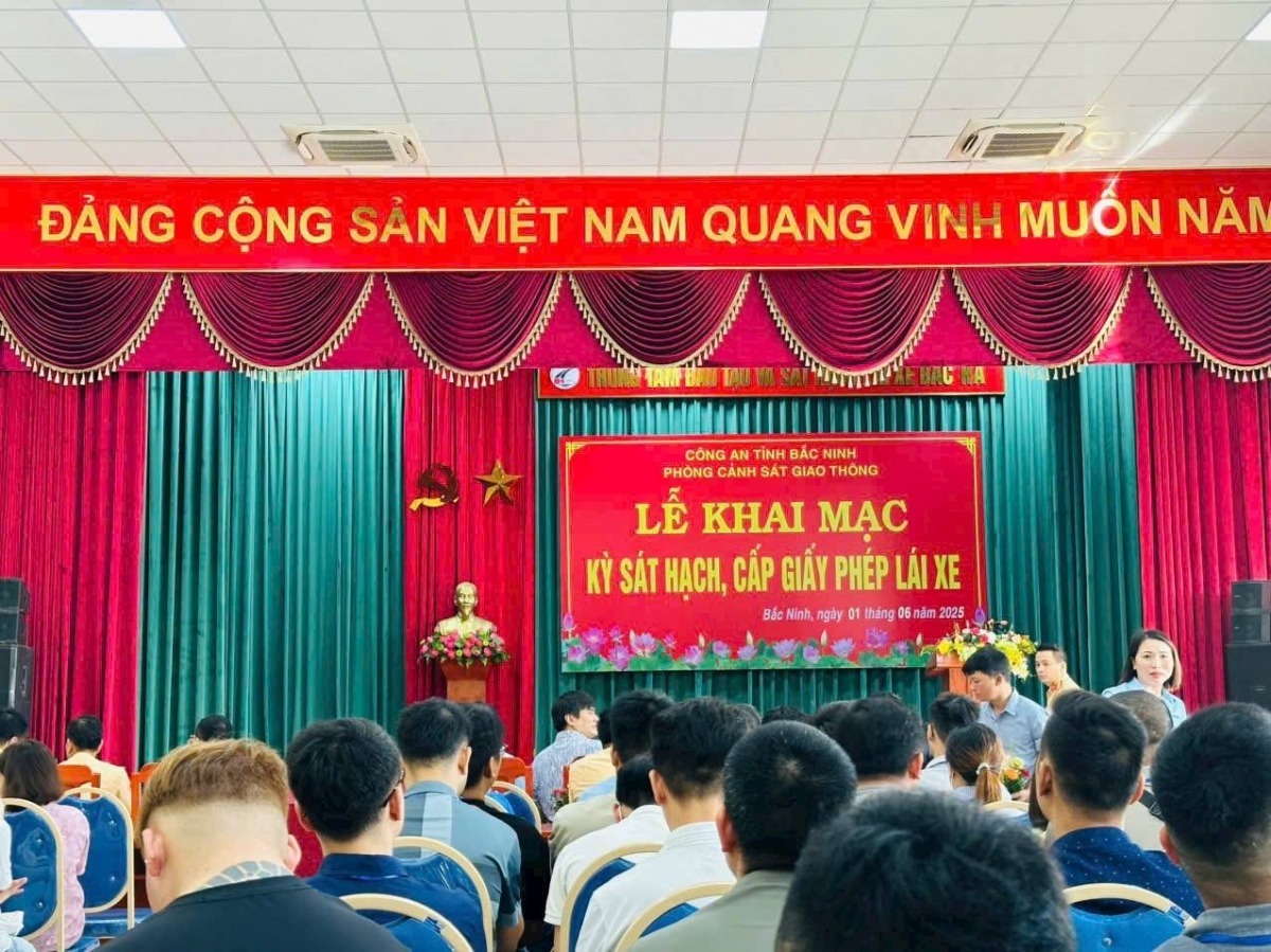 Hình 1: Lễ khai mạc kì thi sát hạch lái xe ô tô các hạng ngày 01/6/2025