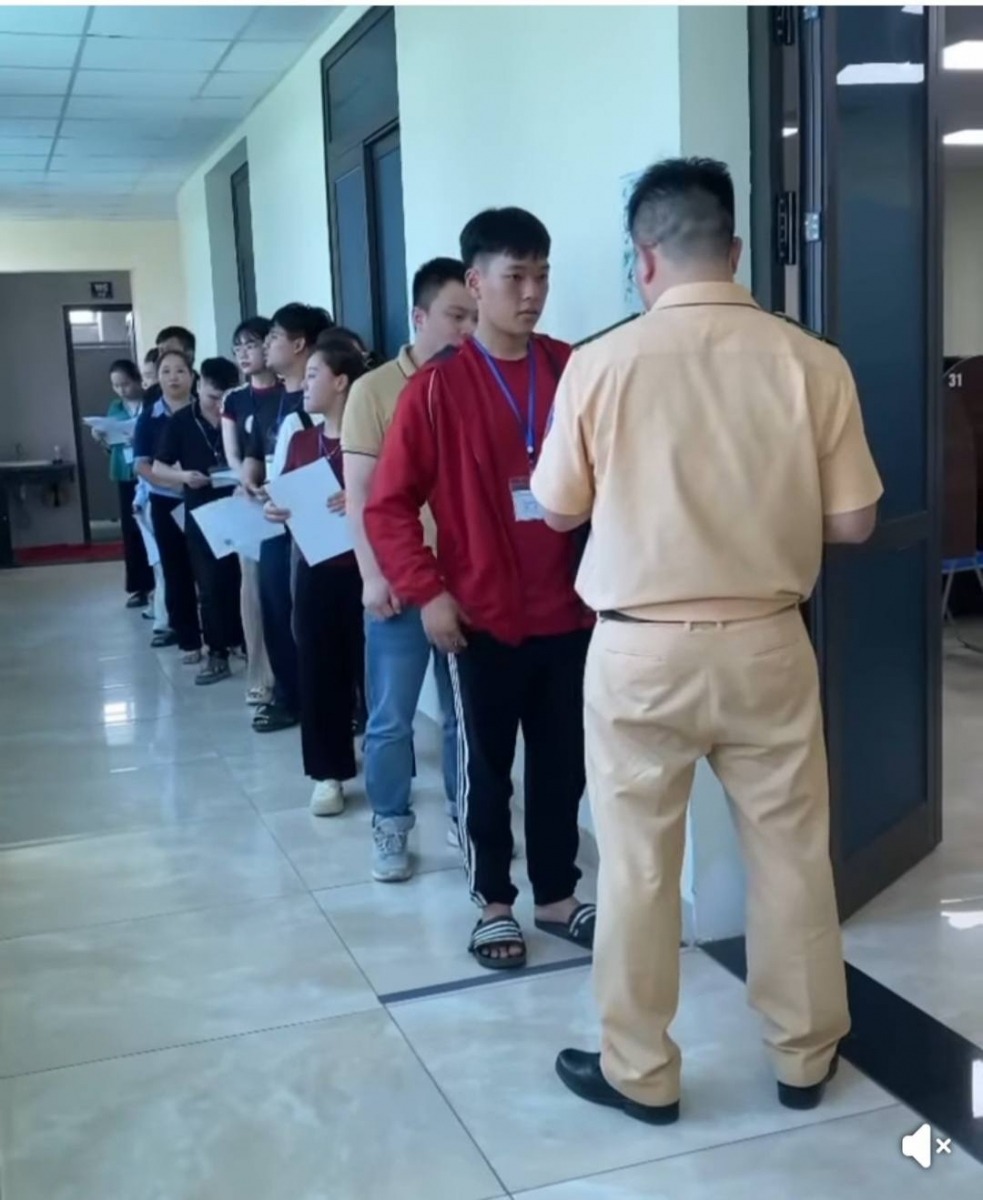 Hình 5: Công tác kiểm tra thí sinh trước khi vào phòng thi lí thuyết
