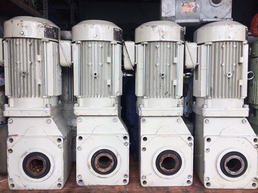 Motor giảm tốc 3 pha cốt âm Sumitomo đầu xéo 3hp 1/5, trục ra 300 vòng/phút