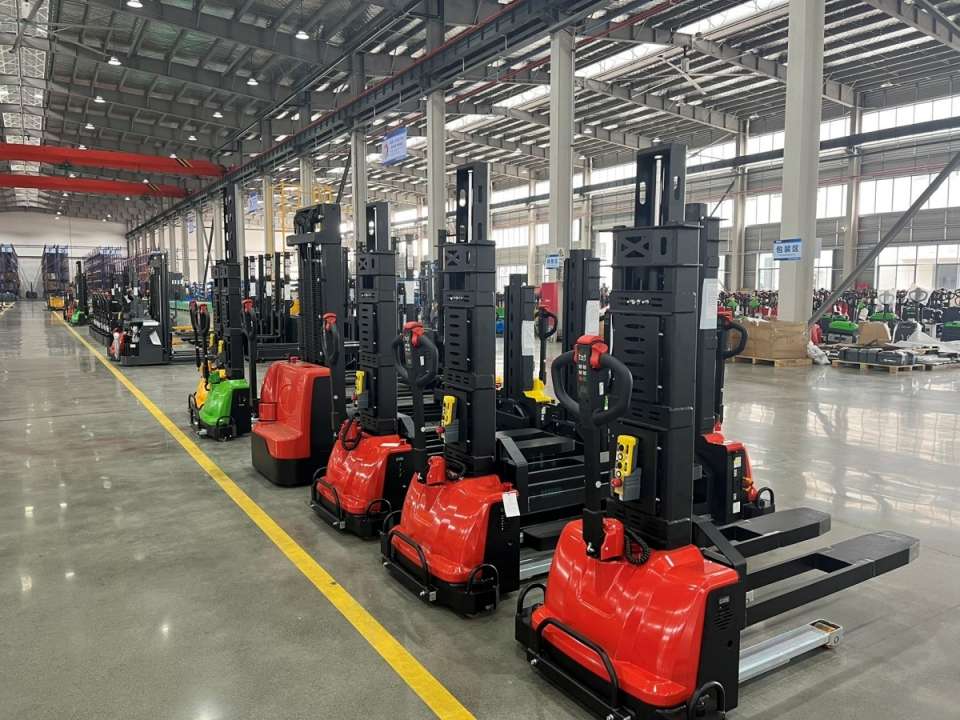 Mua xe nâng điện tự leo chính hãng, giá tốt