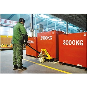 Nâng kiện hàng 2500kg kích thước pallet 1100x1100mm thì dùng xe nâng tay nào