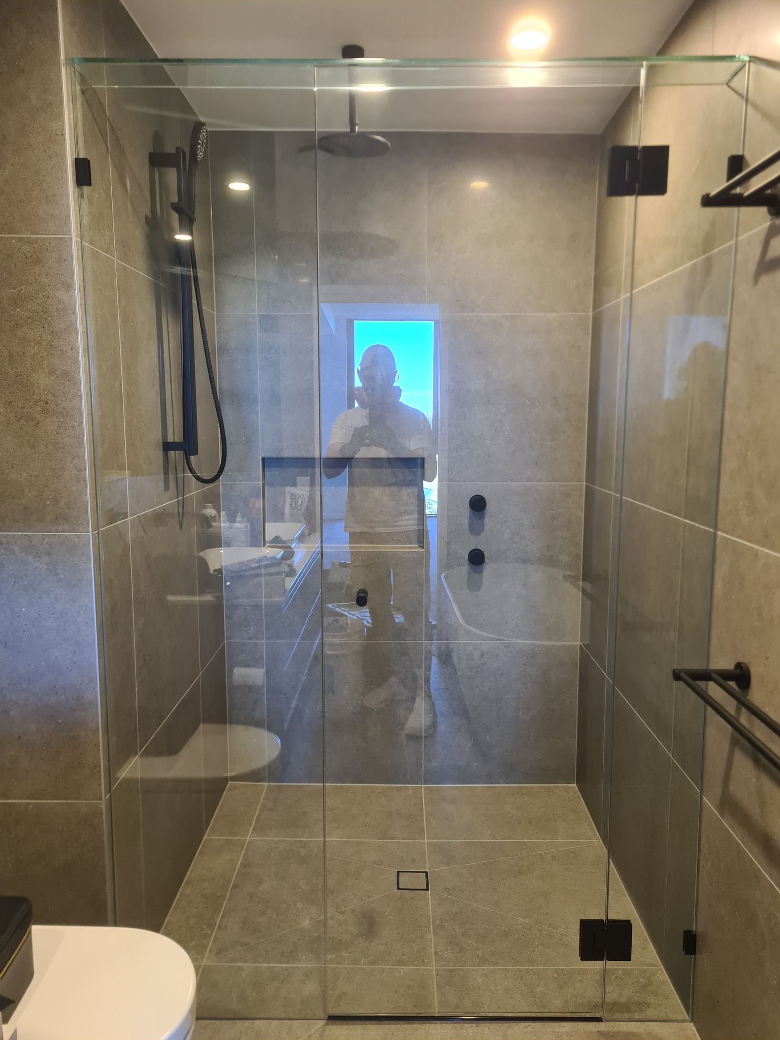 Lớp phủ kính cho cửa và màn chắn phòng tắm: Độ trong và dễ bảo trì