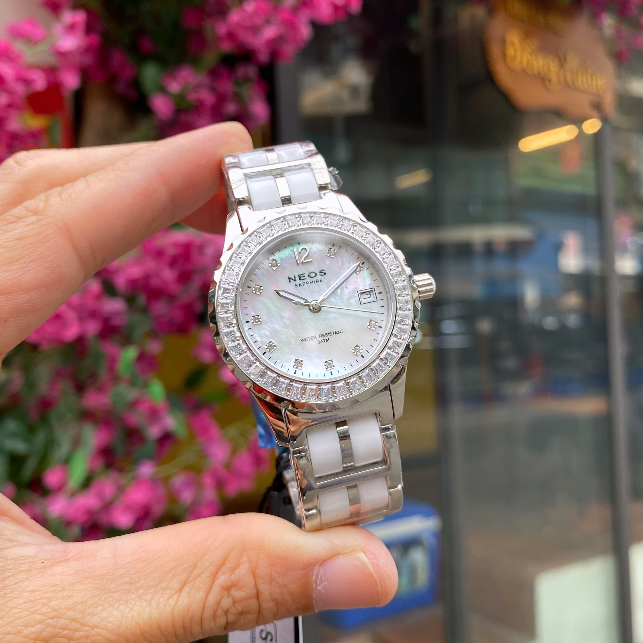 Đồng Hồ Nữ Neos N-20688LA-D: Tuyệt Tác Dây Ceramic & Mặt Xà Cừ Sang Trọng