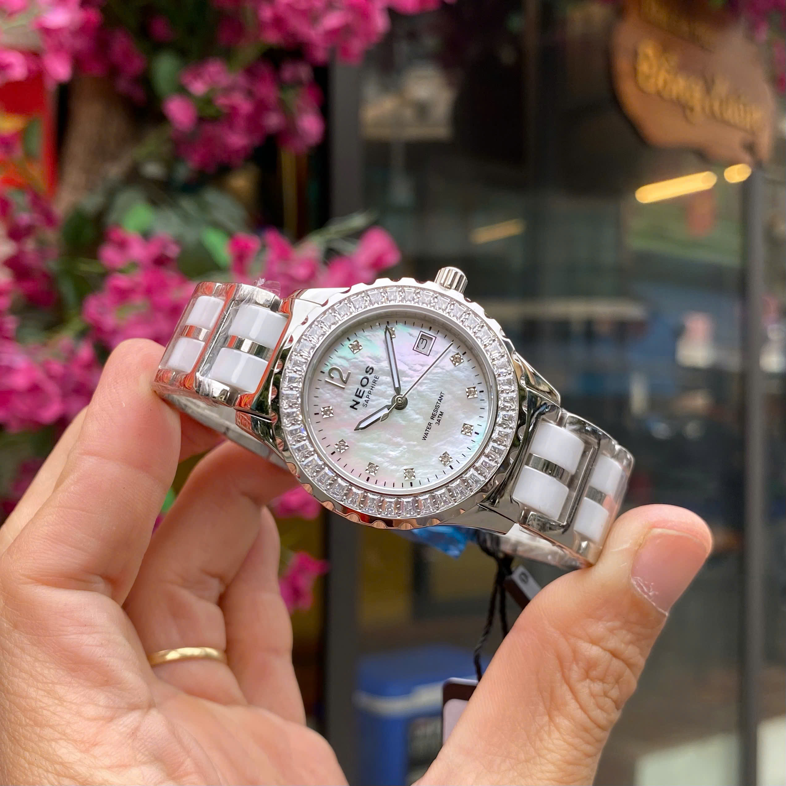 Đồng Hồ Nữ Neos N-20688LA-D: Tuyệt Tác Dây Ceramic & Mặt Xà Cừ Sang Trọng