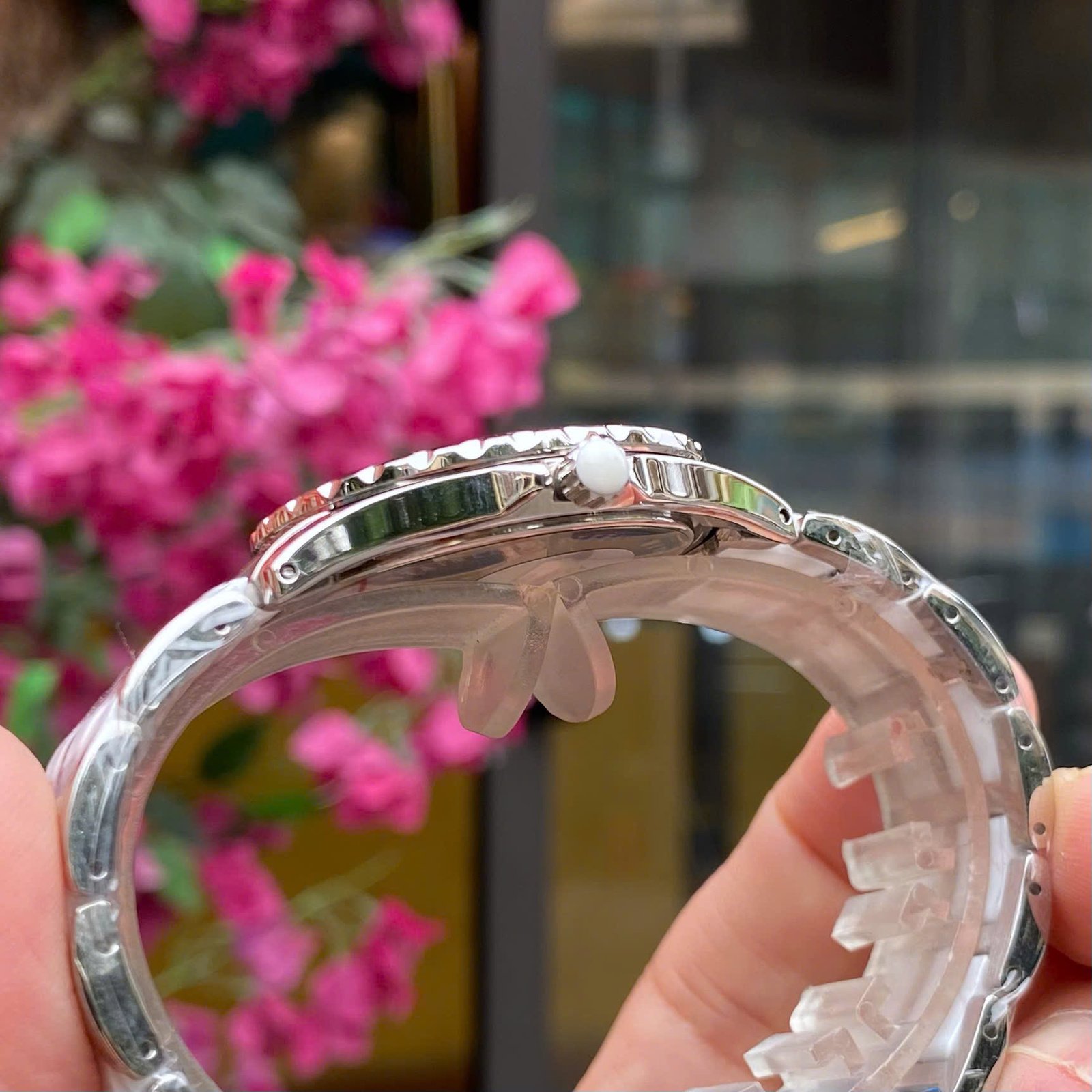 Đồng Hồ Nữ Neos N-20688LA-D: Tuyệt Tác Dây Ceramic & Mặt Xà Cừ Sang Trọng