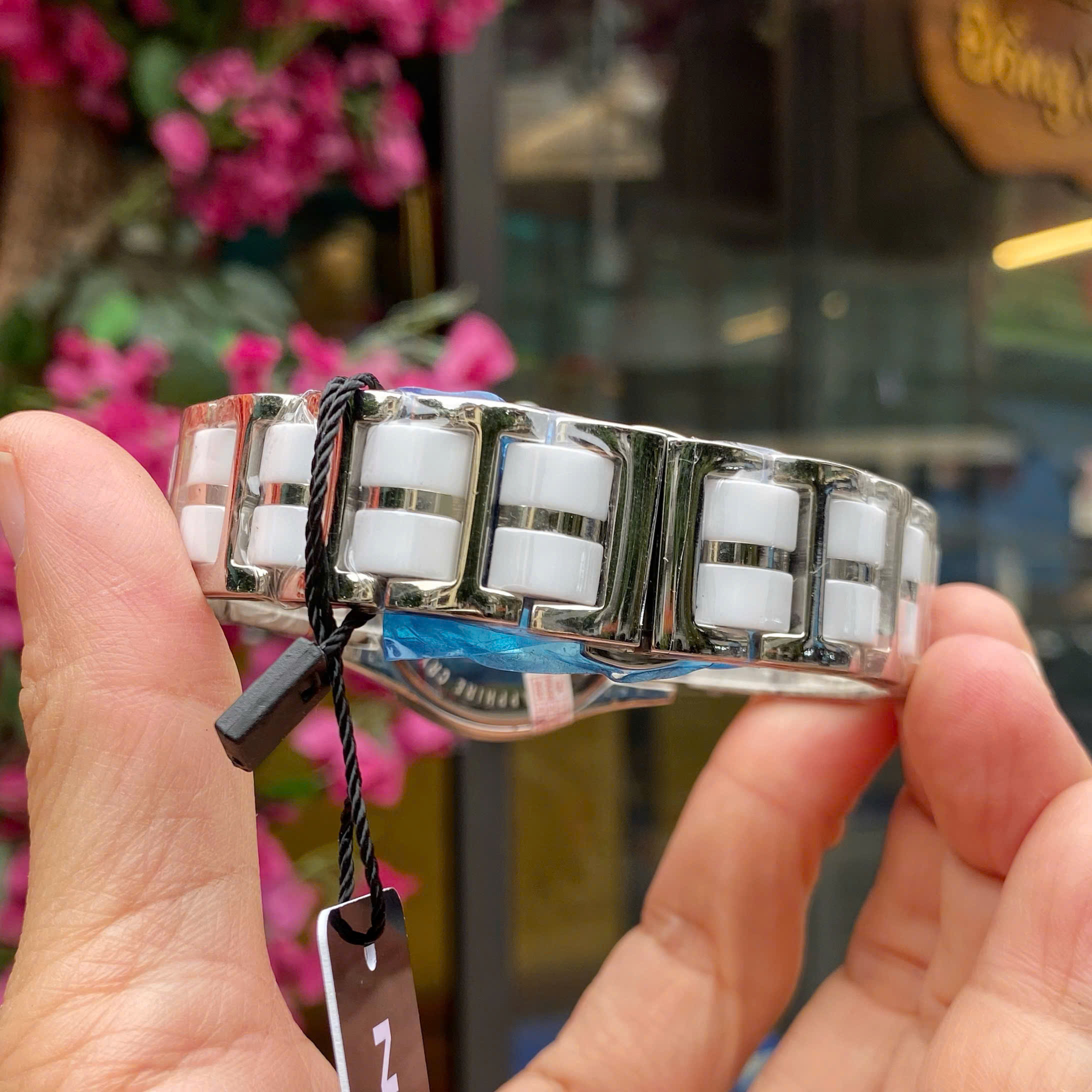 Đồng Hồ Nữ Neos N-20688LA-D: Tuyệt Tác Dây Ceramic & Mặt Xà Cừ Sang Trọng