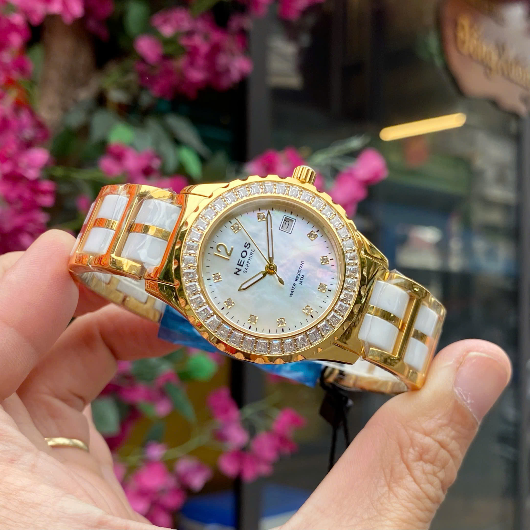 Đồng Hồ Nữ Neos N-20688LA-D: Tuyệt Tác Dây Ceramic & Mặt Xà Cừ Sang Trọng