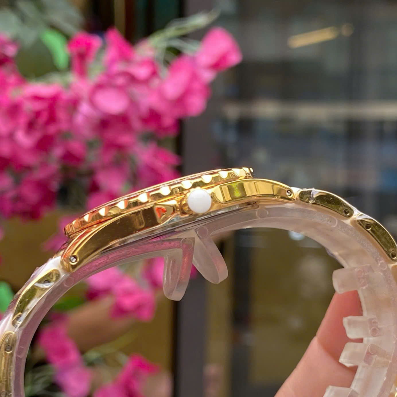 Đồng Hồ Nữ Neos N-20688LA-D: Tuyệt Tác Dây Ceramic & Mặt Xà Cừ Sang Trọng