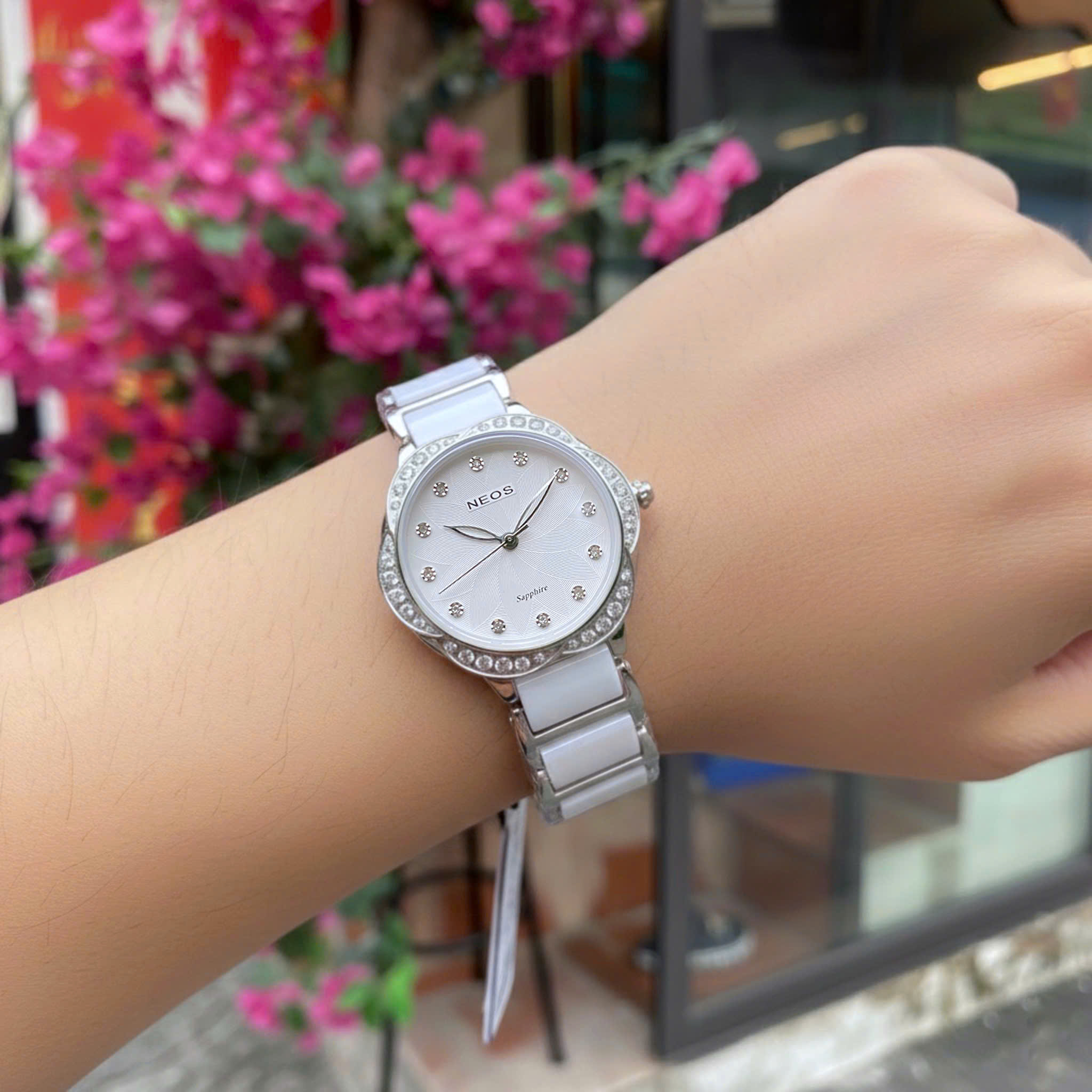 Đồng Hồ Nữ Neos N-20689LA : BẠCH HỒNG TRÊN CỔ TAY
